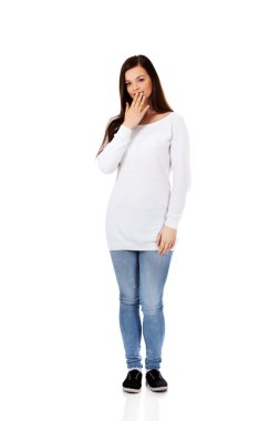 Genç kadın elleriyle ağzını kapatarak kıkırdıyor.