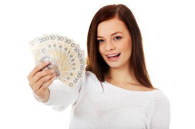# Mutlu genç bayan, elinde para-cilası zloti tutuyor #