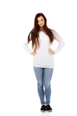 Gülümseyen güzel esmer genç kadın