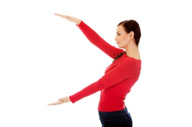 Genç gülümseyen kadın bir şey sunmak