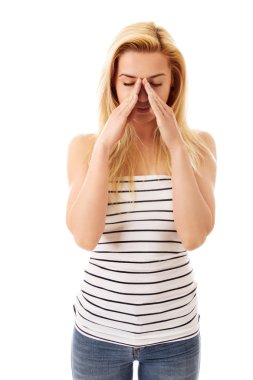 Beyaz izole ağzını kapsayan kadın.