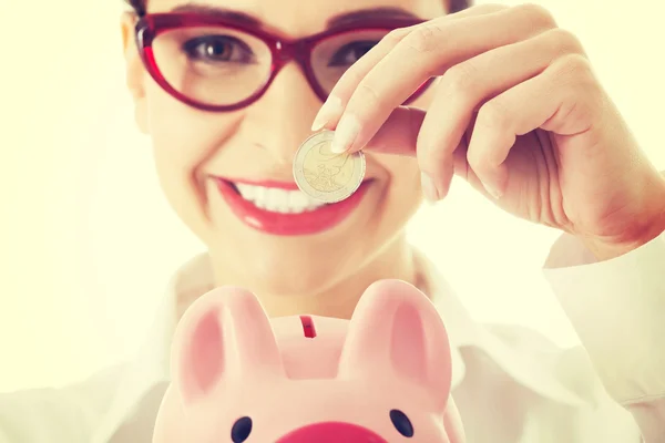 Geschäftsfrau mit Sparschwein — Stockfoto