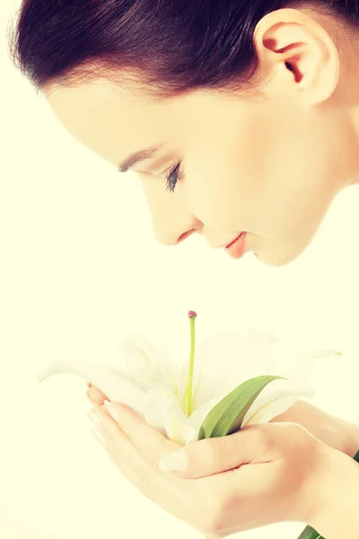 Schöne Frau mit Lilienblüte. — Stockfoto