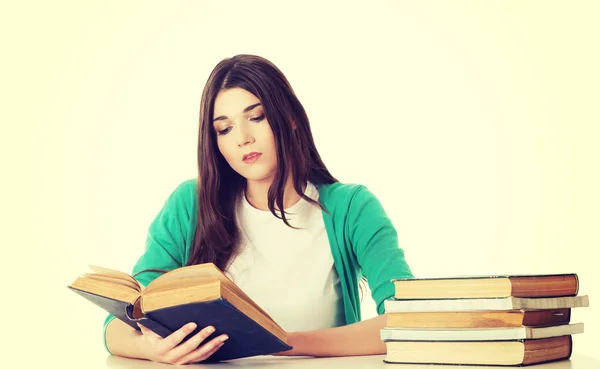 Ragazza adolescente che studia alla scrivania — Foto Stock