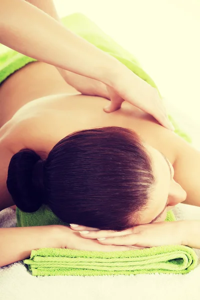 Vrouw beeing gemasseerd in spa salon ontspannen — Stockfoto