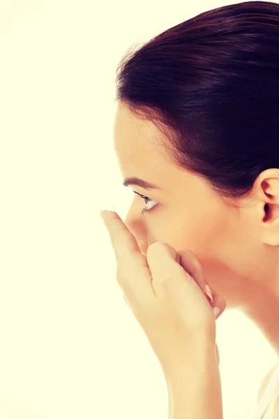 Mujer poniendo lente de contacto en su ojo —  Fotos de Stock