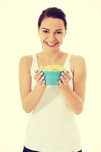 Frau isst Pasta aus einer Schüssel. — Stockfoto