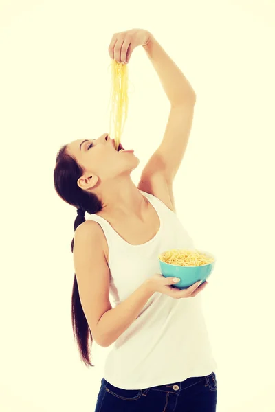 Frau isst Pasta aus einer Schüssel. — Stockfoto