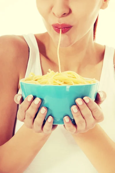 Frau isst Pasta aus einer Schüssel. — Stockfoto