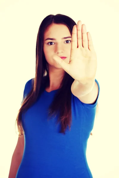 Schöne lässige Frau zeigt Stopp-Geste. — Stockfoto
