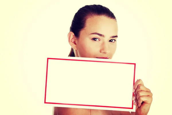 Jonge mooie casual vrouw kopie ruimte houden. — Stockfoto