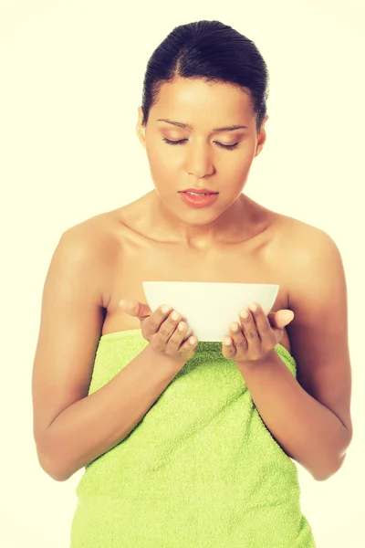 Beautiful woman smells bowl. — Stock Photo, Image