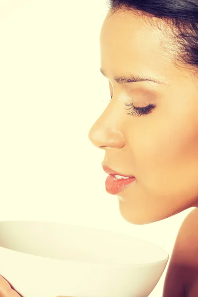 Vacker kvinna luktar skål. — Stockfoto