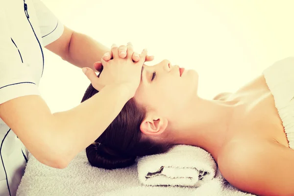 Ontspannen vrouw genieten van het ontvangen van gezicht massage — Stockfoto