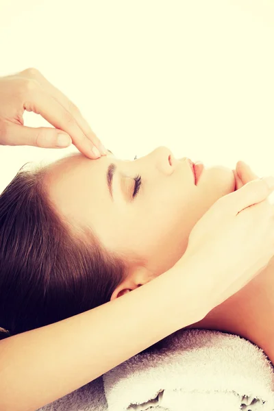 Miłej kobiety korzysta otrzymaniu masaż twarzy — Zdjęcie stockowe