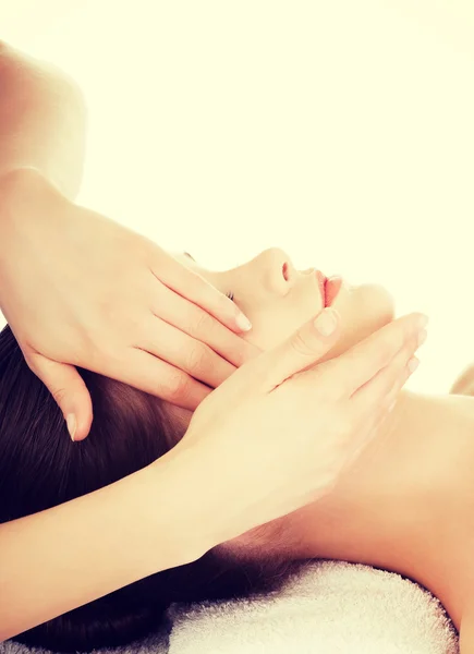 Ontspannen vrouw genieten van het ontvangen van gezicht massage — Stockfoto