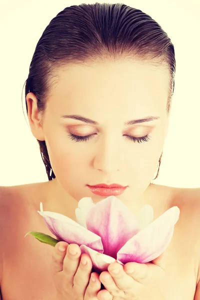 Mujer con piel sana y limpia y flores rosadas — Foto de Stock