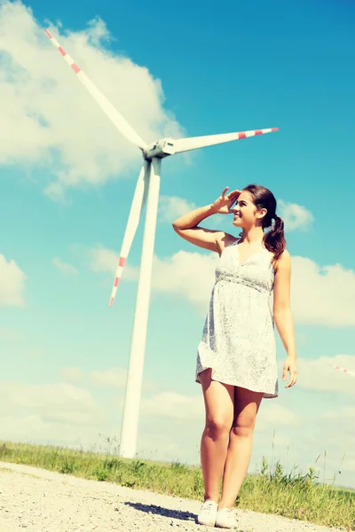 Gelukkig tiener meisje naast je eigen windturbine. — Stockfoto