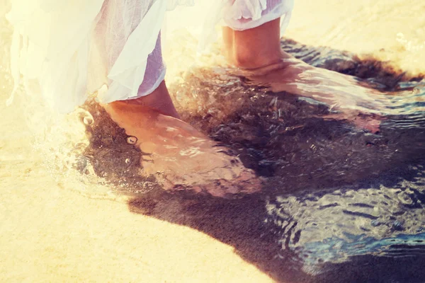 Woman leg walking on the beach — Stock Photo, Image