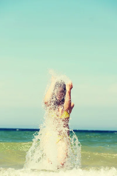 Woman playing on the beach — Stock Photo, Image