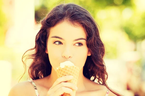 Donna felice mangiare gelato — Foto Stock