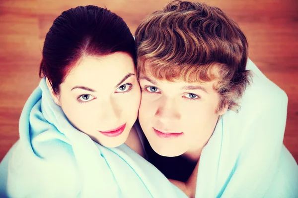 Giovane coppia avvolto in coperta blu . — Foto Stock