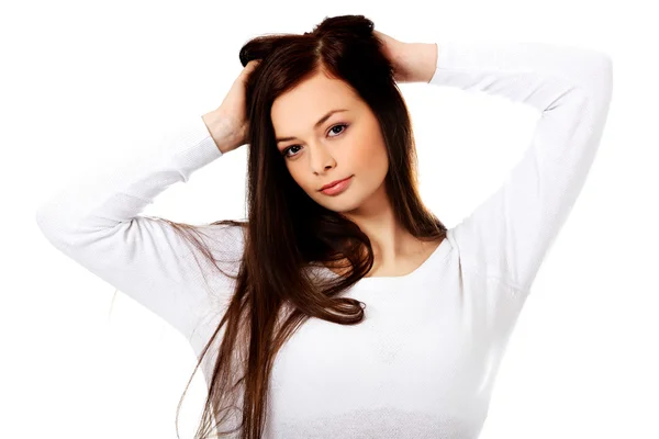 Jovem bela mulher massageando seus próprios cabelos — Fotografia de Stock