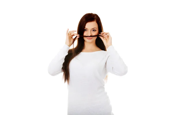 Estudante engraçado mulher colocando cabelo como bigode — Fotografia de Stock
