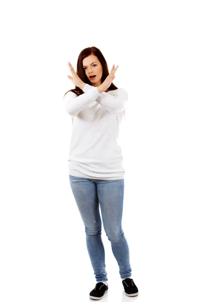 Junge wütend schreiende Frau gestikuliert Stoppschild — Stockfoto