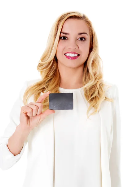 Mulher feliz mostrando cartão de visita, isolado sobre backround branco . — Fotografia de Stock
