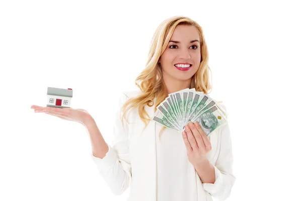 Mujer atractiva mostrando billetes de dólar y casa pequeña . —  Fotos de Stock