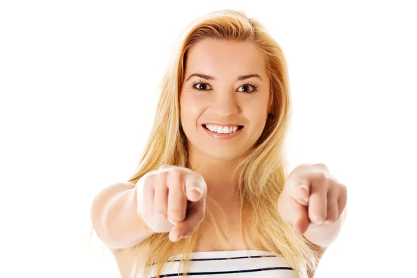 Chica rubia señalando hacia adelante, fondo blanco . — Foto de Stock