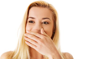 Mutlu sürpriz heyecanlı kadın elleriyle ağzını kapsayan.