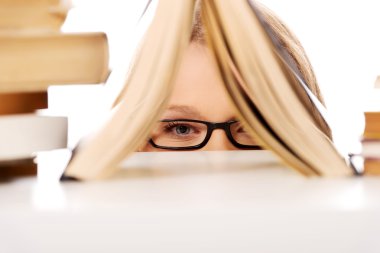 Genç kadın bir kitap saklanıyor