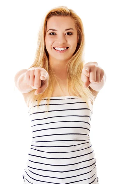 Blond meisje wijzen vooruit, witte achtergrond. — Stockfoto