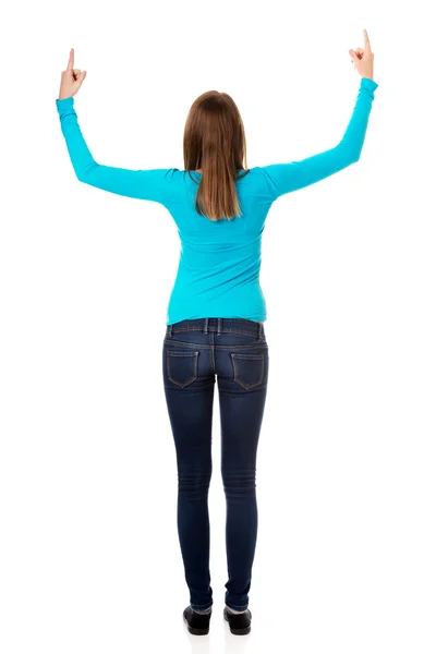 Ung kvinna pekar uppåt med båda händerna — Stockfoto