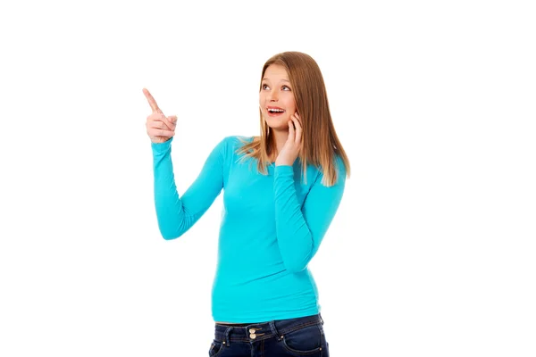 Ung kvinna pekar uppåt — Stockfoto