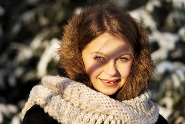 Junge Frau im Winter im Freien — Stockfoto