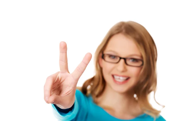 Happy teenager showing victory sign — Stock Photo, Image