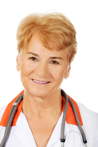 聴診器での高齢者女性医師を笑顔します。 — ストック写真
