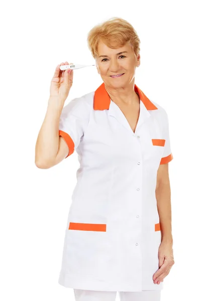 Lächeln ältere Ärztin oder Krankenschwester mit Thermometer — Stockfoto