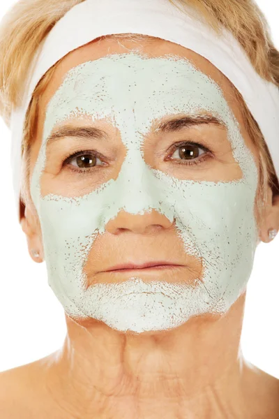 Mulher idosa relaxada em máscara facial — Fotografia de Stock