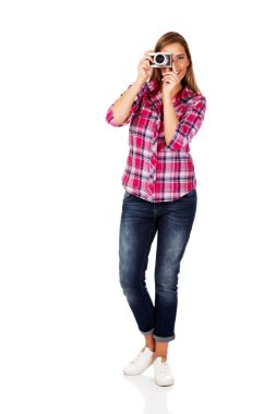 Genç gülümseyen kadın eski fotoğraf makinesi ile fotoğraf yapma