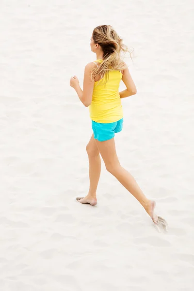 O tânără alergând pe plajă — Fotografie, imagine de stoc
