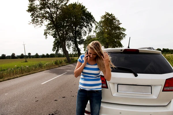 Junge Frau ruft um Hilfe — Stockfoto