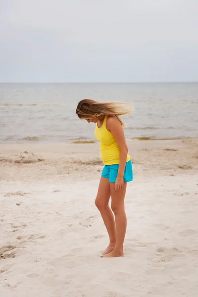 Trött kvinna står på stranden — Stockfoto