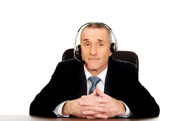 Call center uomo seduto in ufficio — Foto Stock