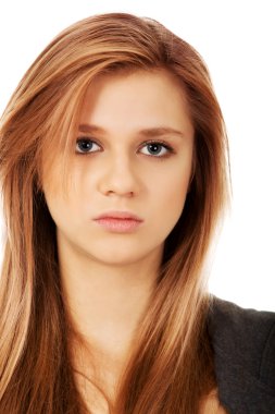 Üzgün veya endişeli genç güzel kadın