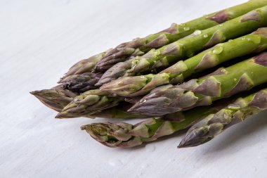 Yeşil kuşkonmaz masada