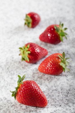 Granit zemin üzerine beş çilek